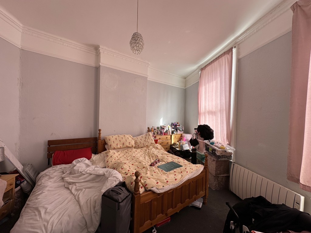 Lot: 79 - MIXED FREEHOLD RESIDENTIAL AND COMMERCIAL INVESTMENT - Flat 1, 56 Kings Road Bedroom 2